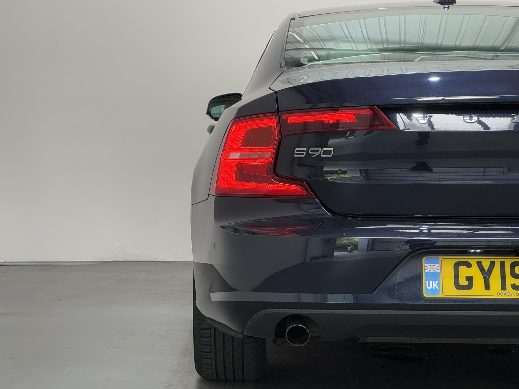 Volvo S90 view 11