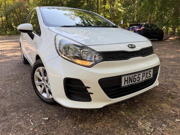 White 2015 Kia Rio Hatchback Front-wheel drive Manual