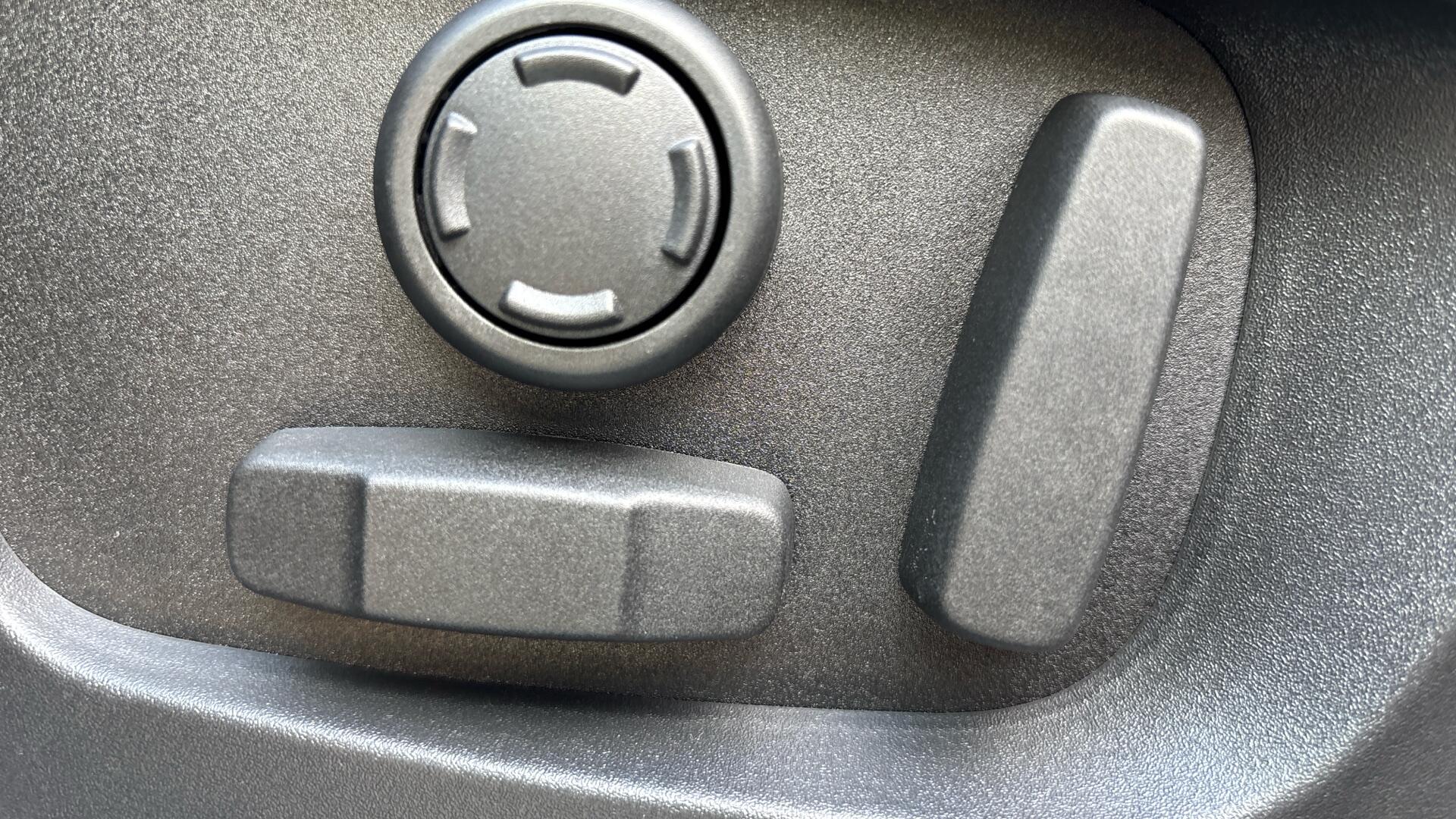 Land Rover Discovery Sport view 35
