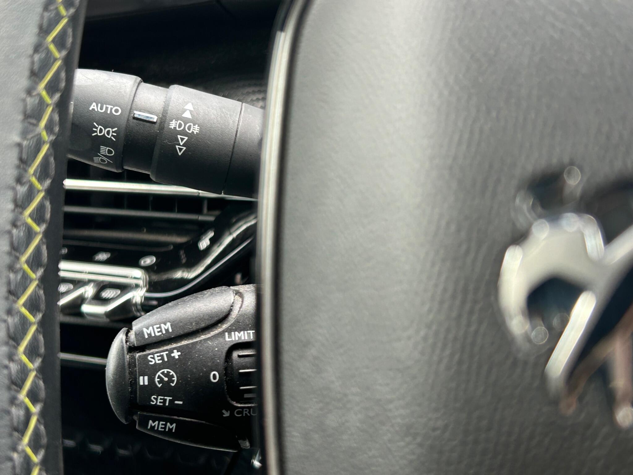 Peugeot E-2008 view 26