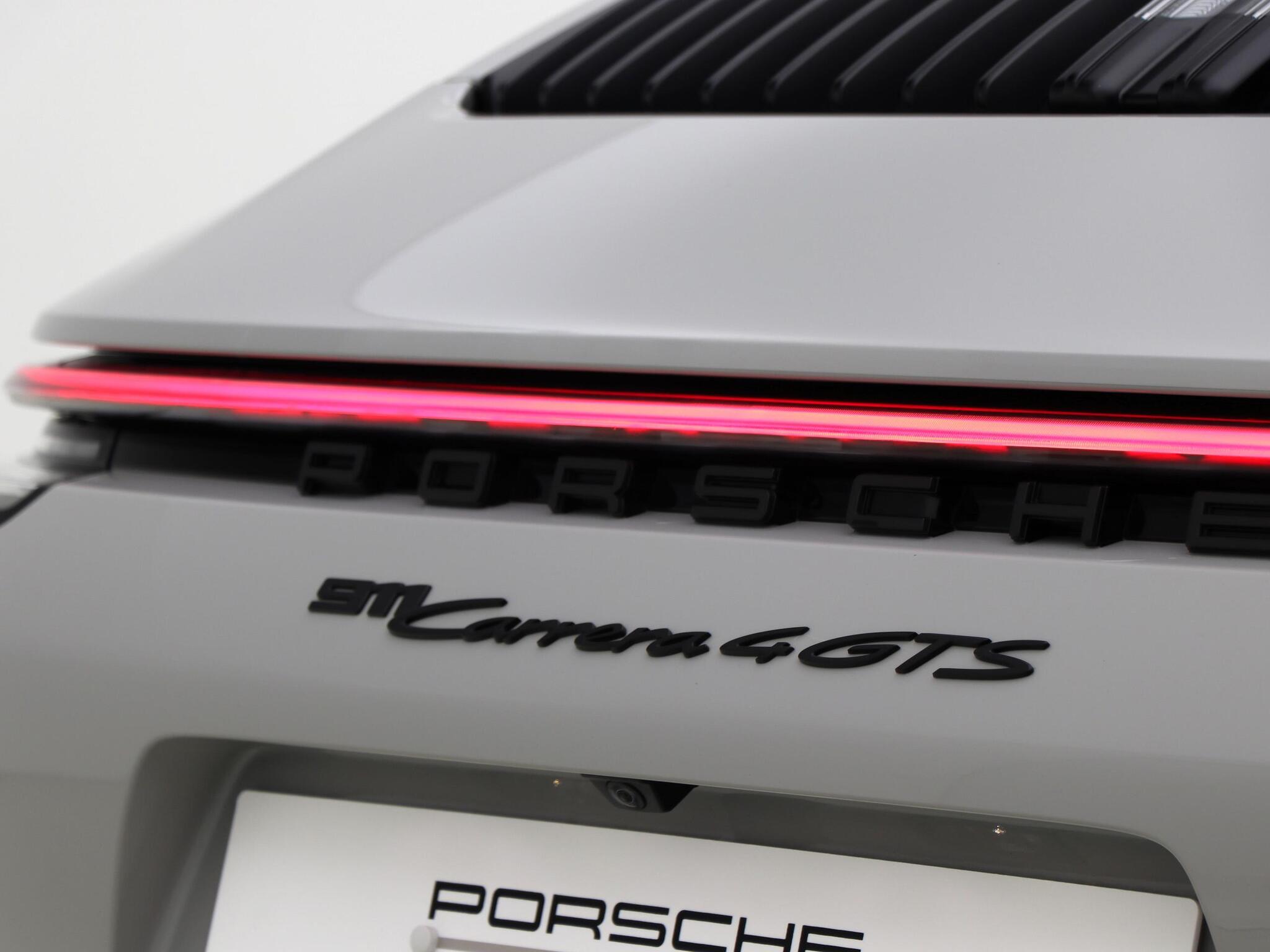 Porsche 911 view 23