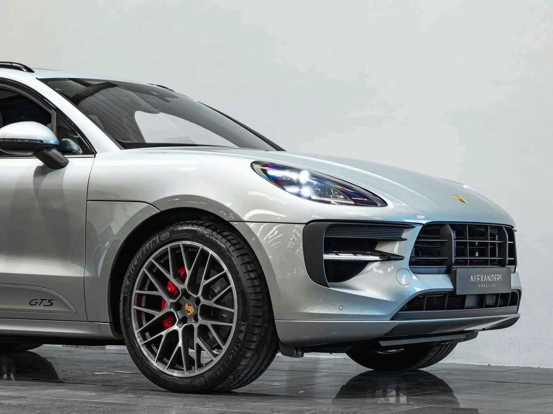 Porsche Macan view 12