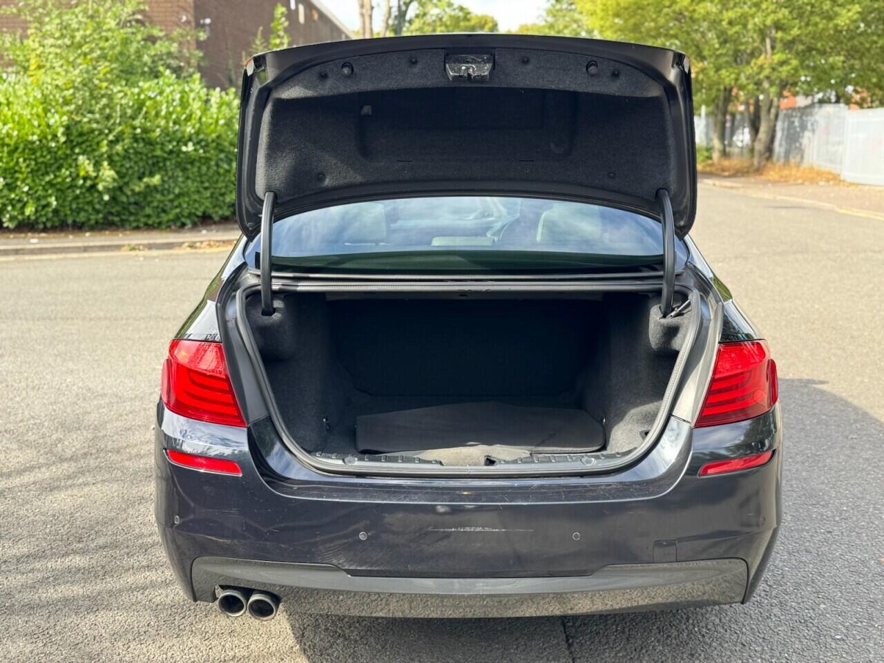 BMW 5 Series view 36