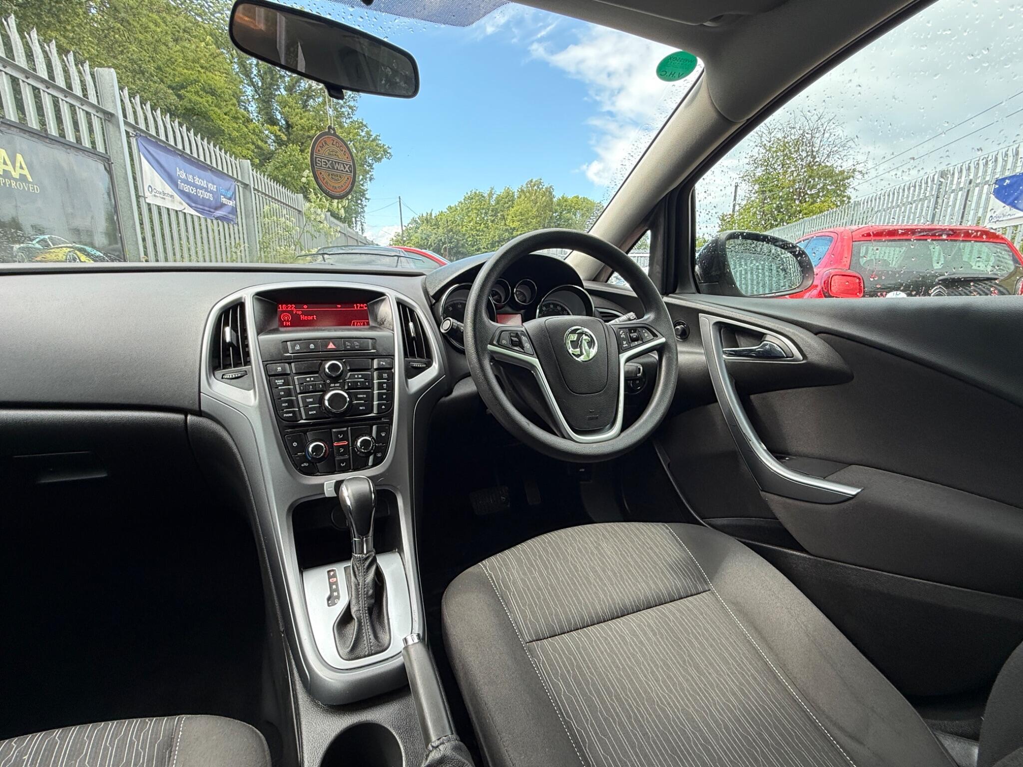 2014 Vauxhall Astra image 20