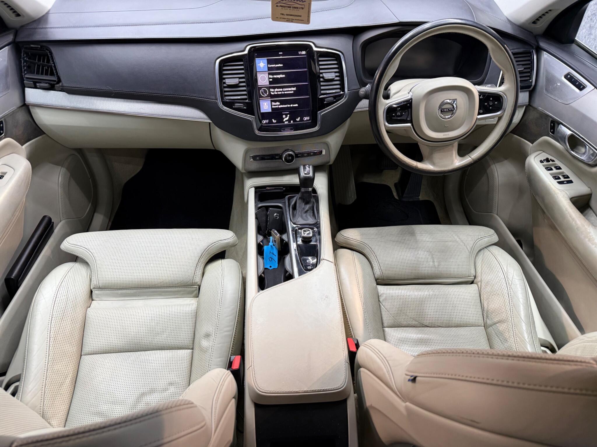 Volvo XC90 view 11