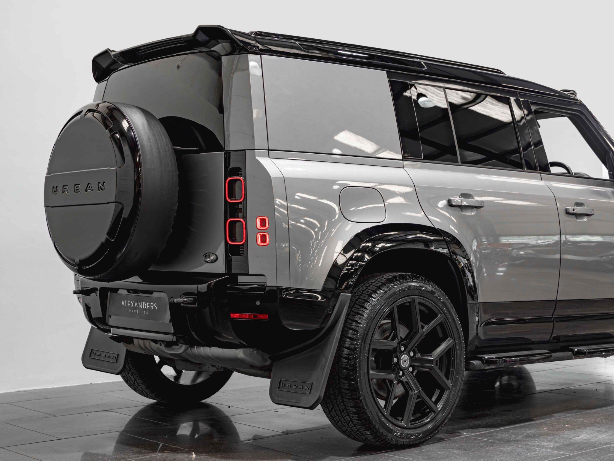 Land Rover Defender 110 view 13