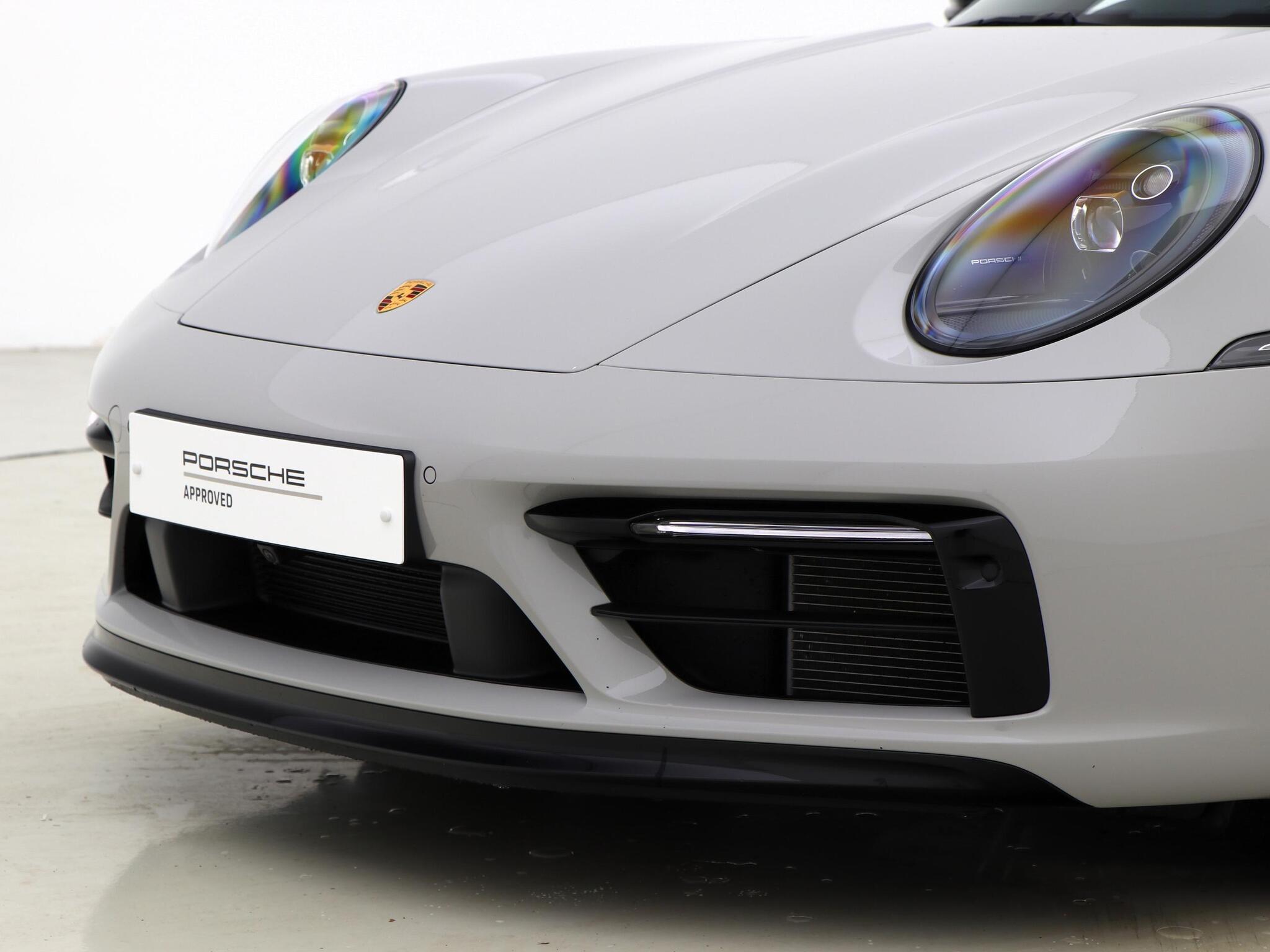 Porsche 911 view 16