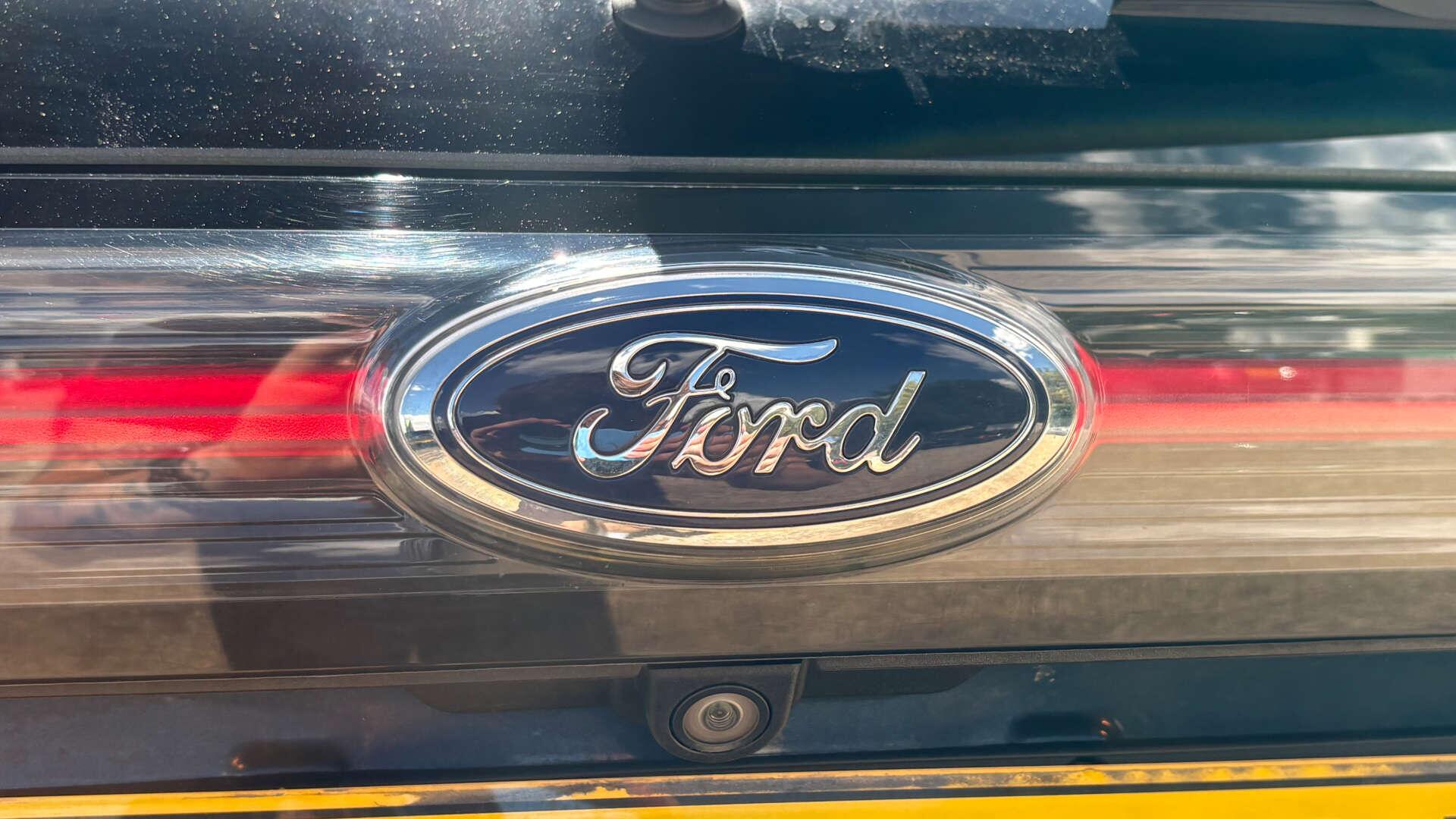 Ford Edge view 57