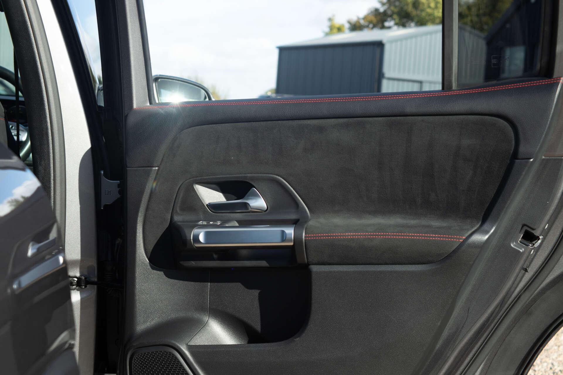 Mercedes-Benz GLB view 40