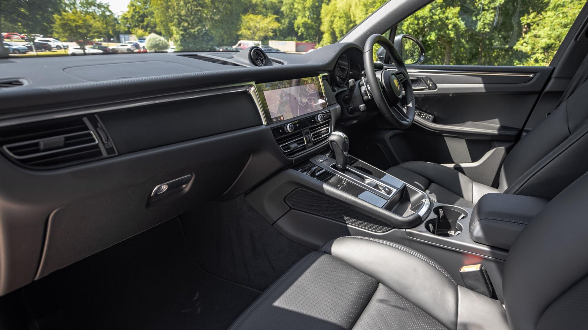 Porsche Macan view 25