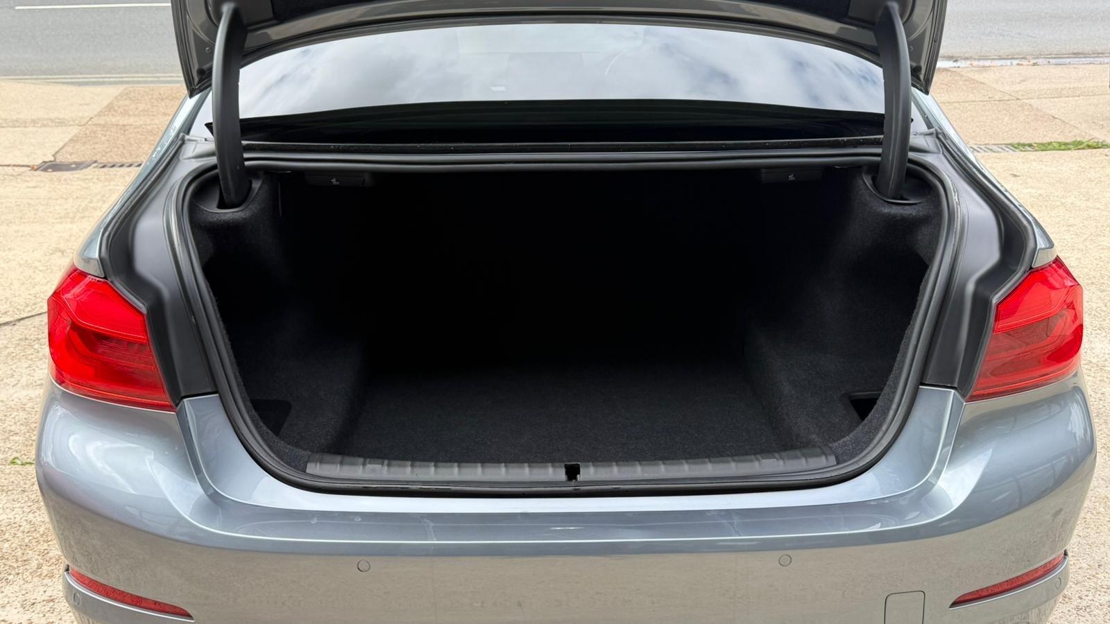 BMW 5 Series view 25
