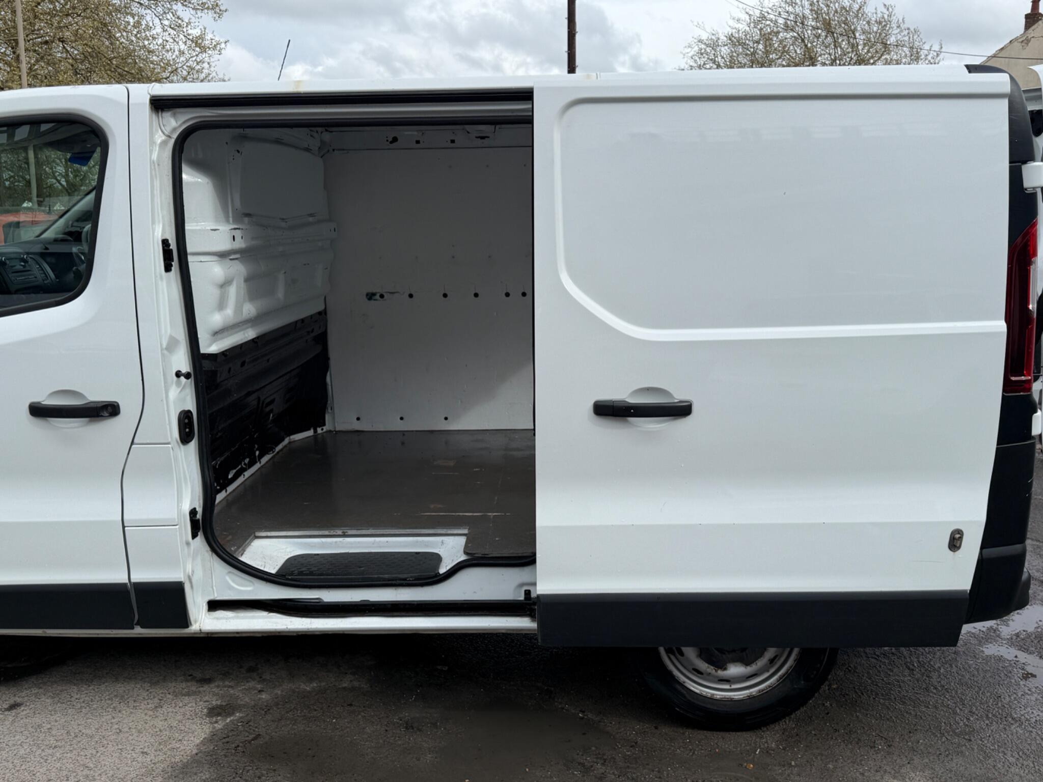 Vauxhall Vivaro - Image 35