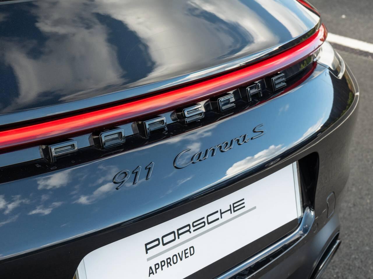 Porsche 911 view 10