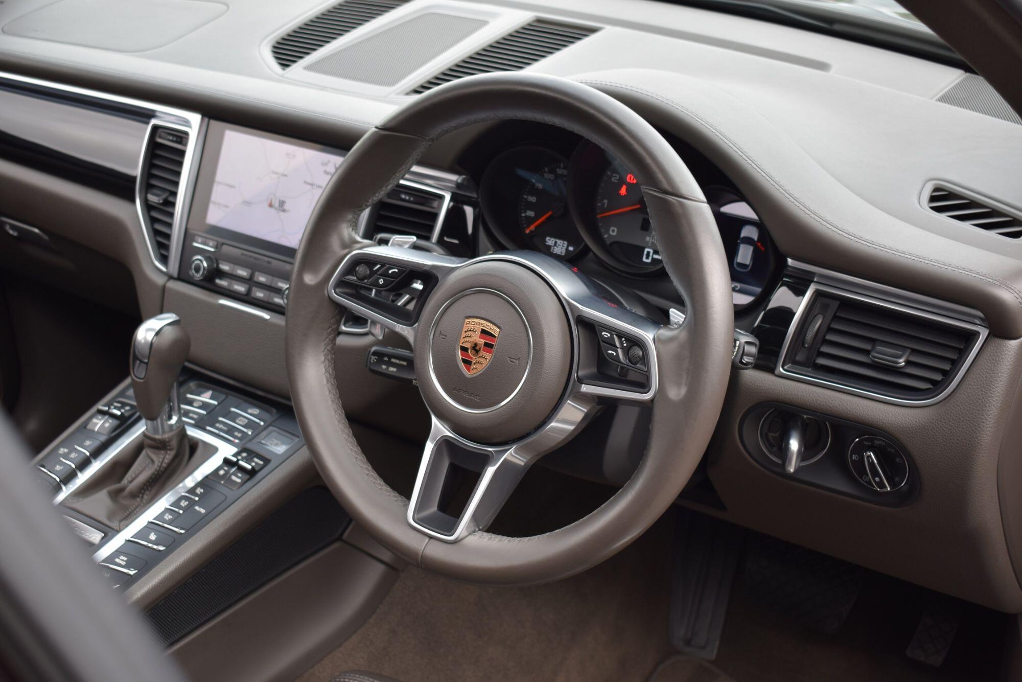 Porsche Macan view 13