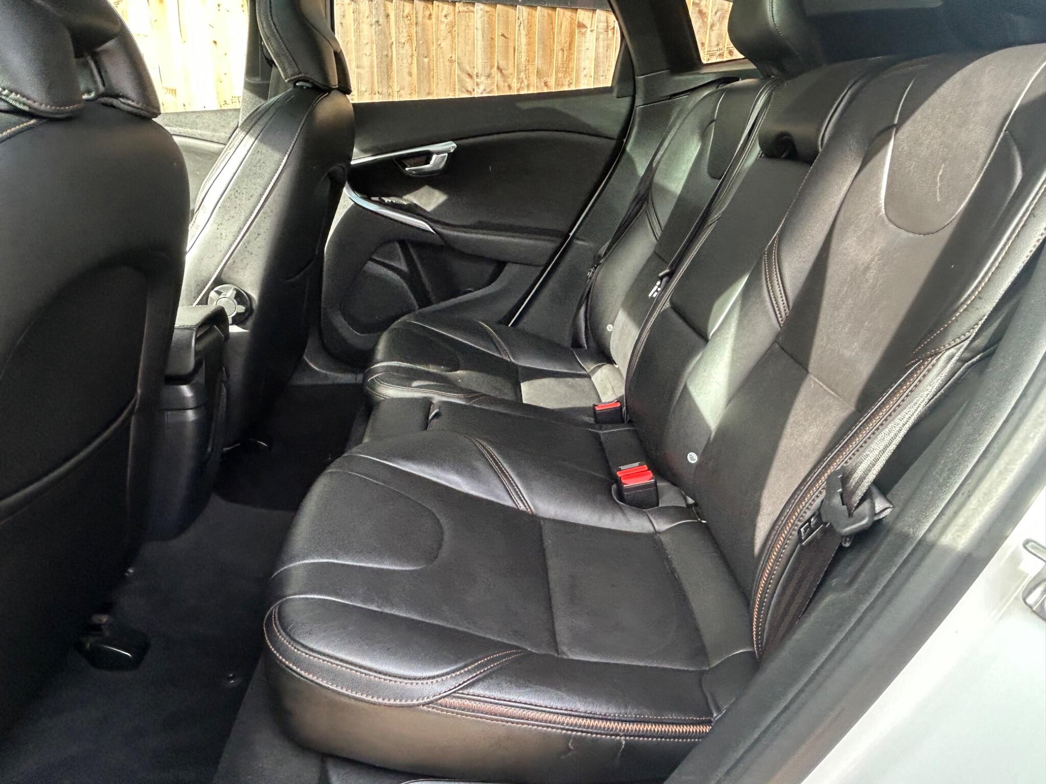 Volvo V40 Cross Country view 32