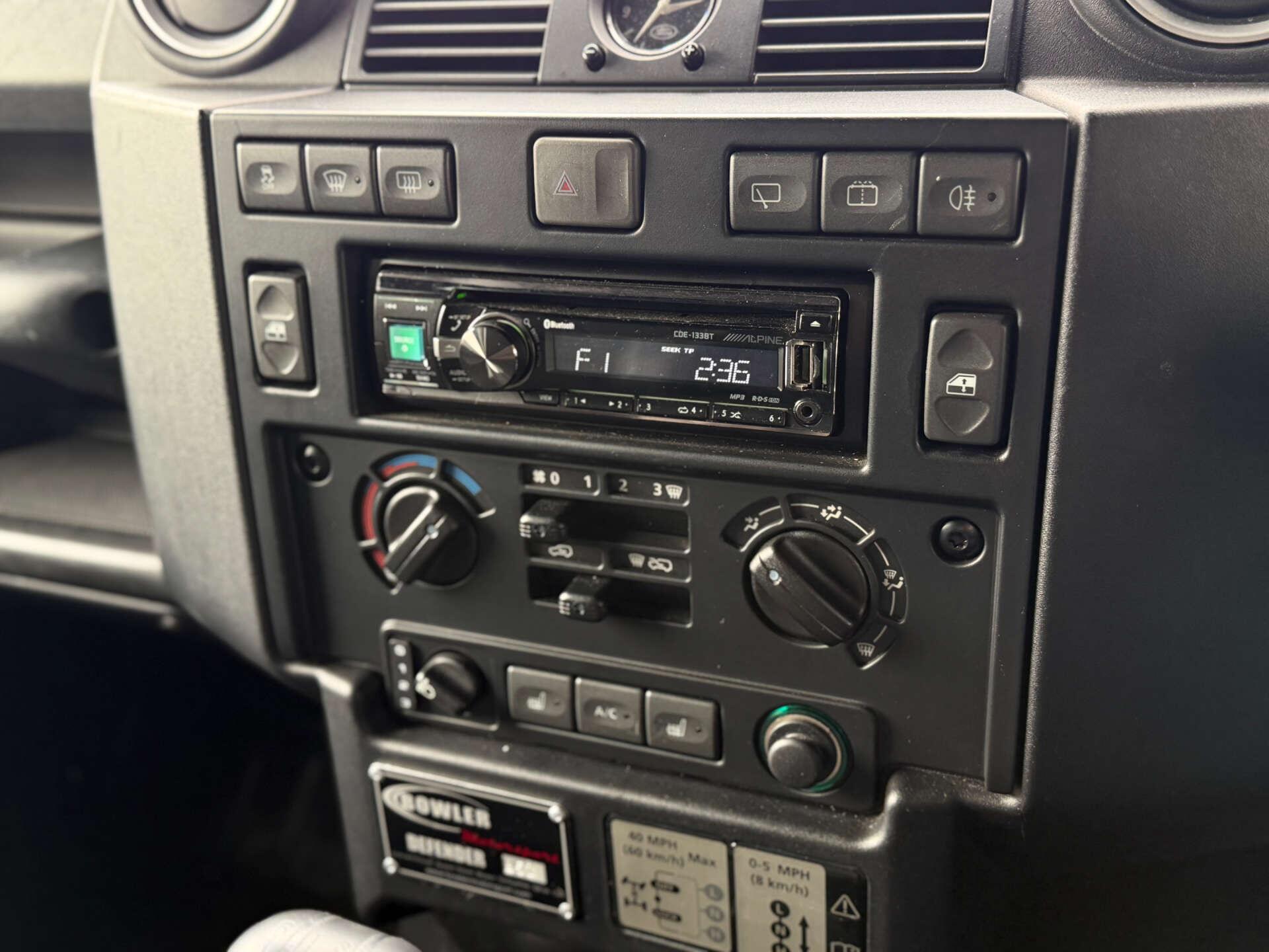 Land Rover Defender 110 view 34
