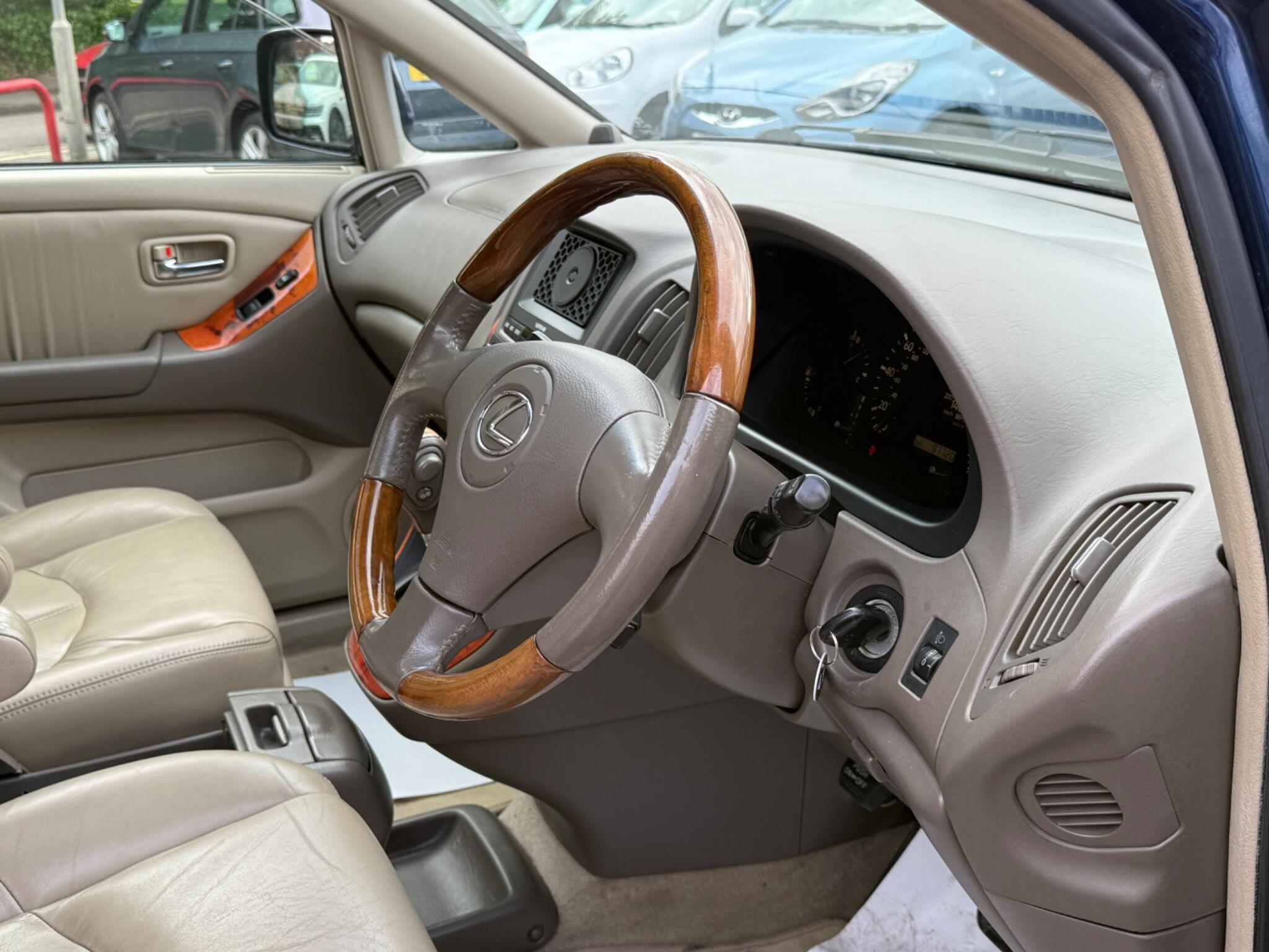Lexus RX - Image 35