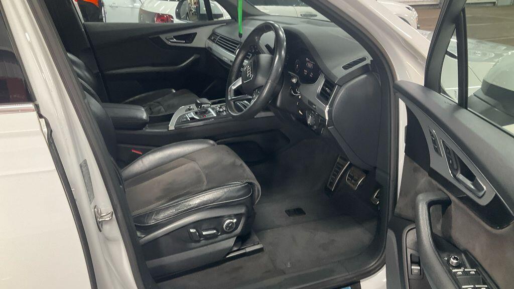 Audi Q7 view 2
