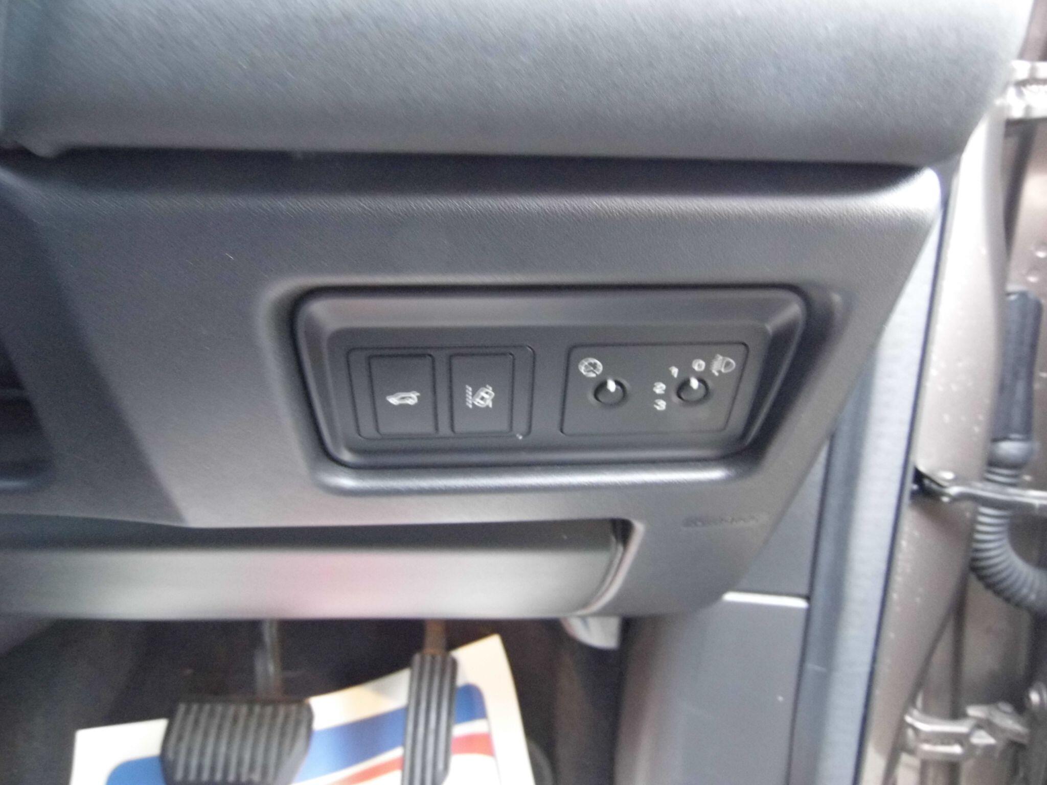 Land Rover Discovery Sport view 33