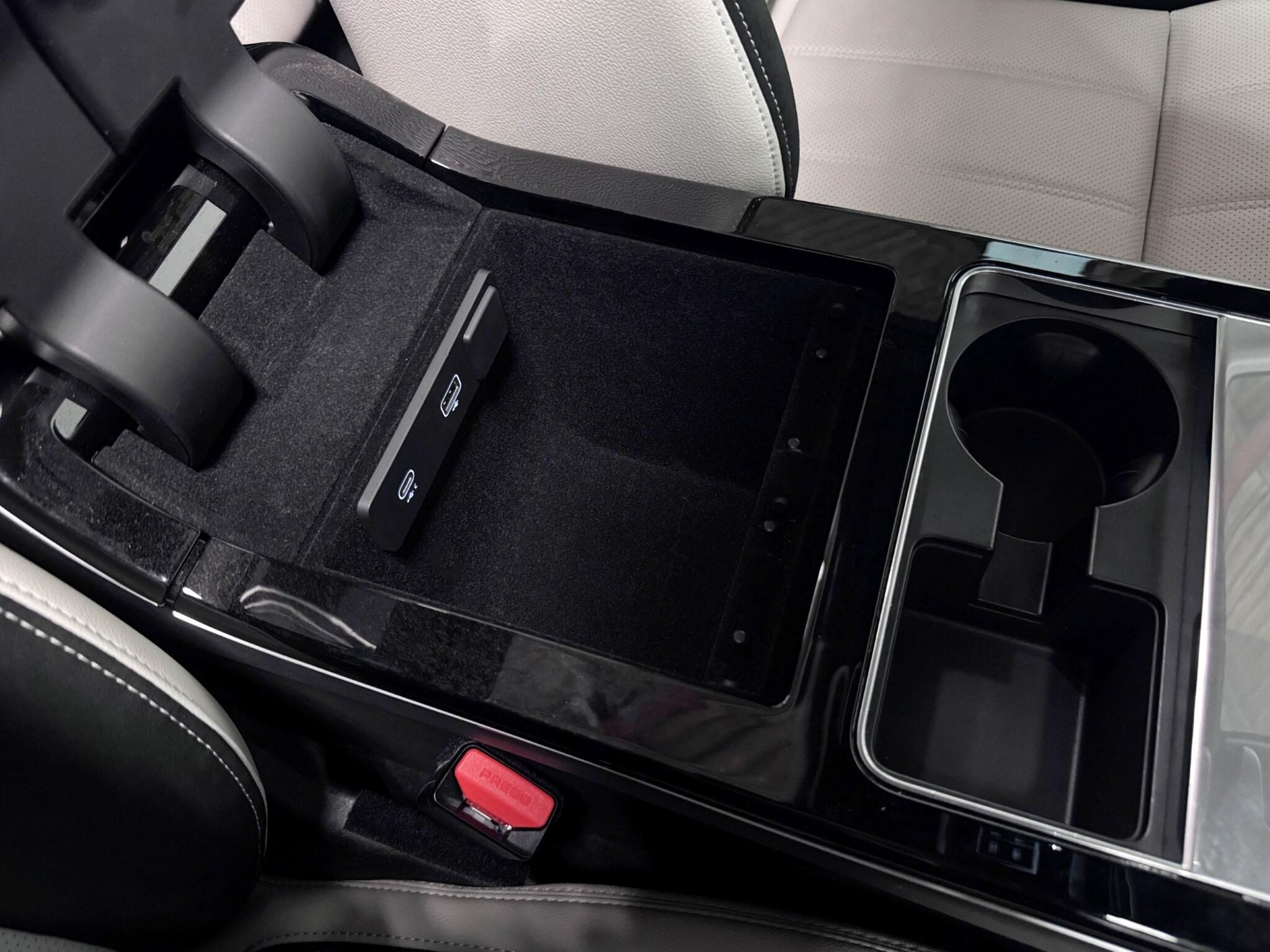 Land Rover Range Rover Velar view 36