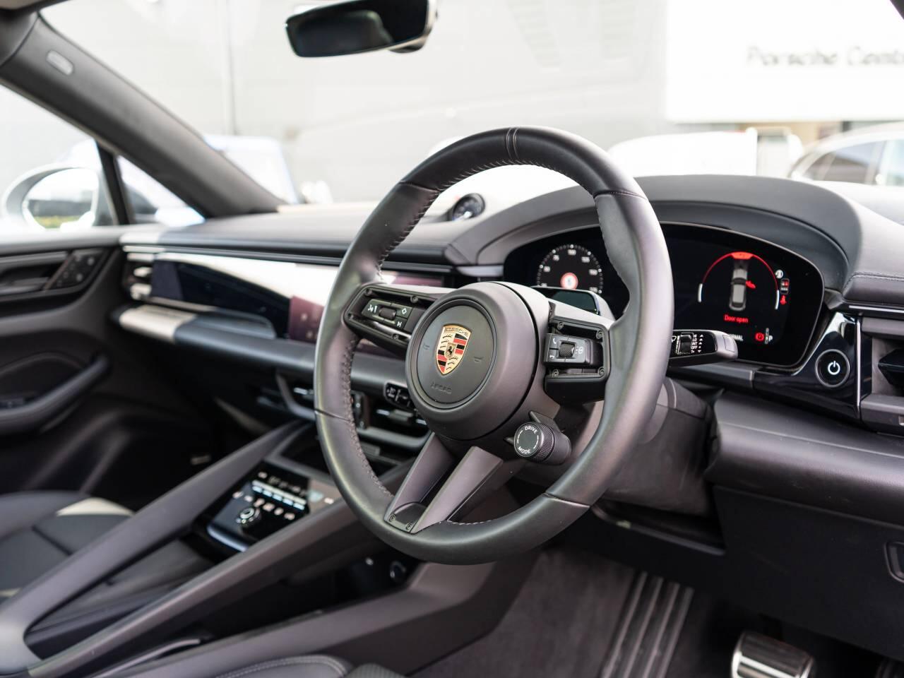 Porsche Macan view 4