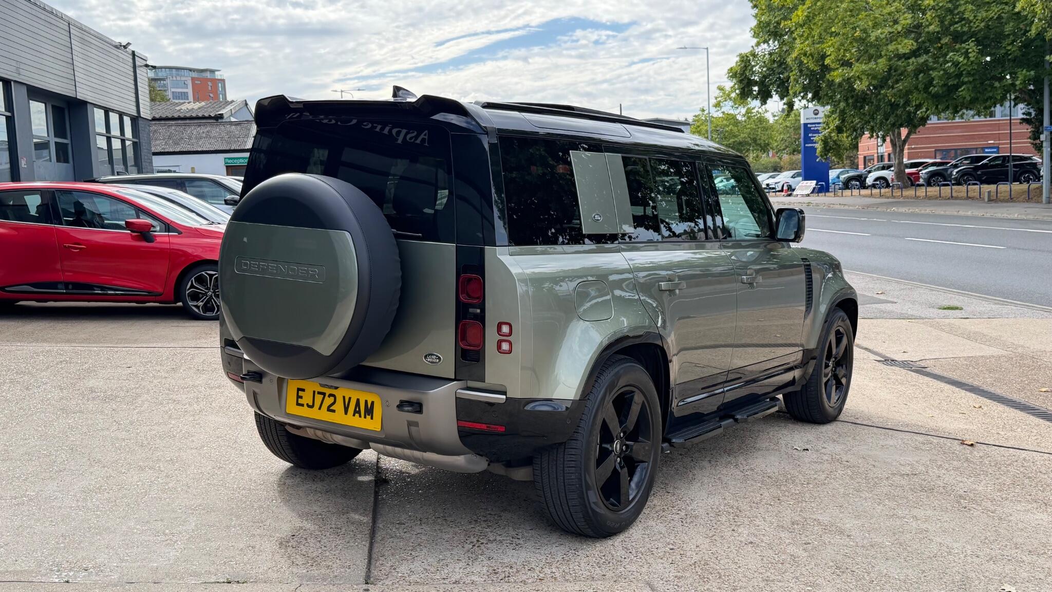 Land Rover Defender 110 view 5