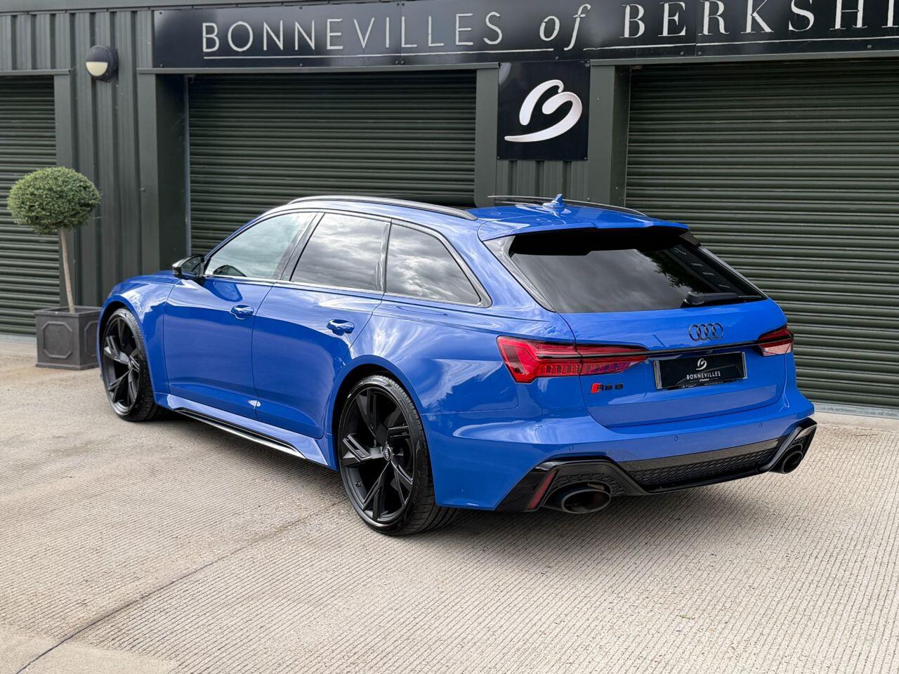 Audi RS6 Avant view 26