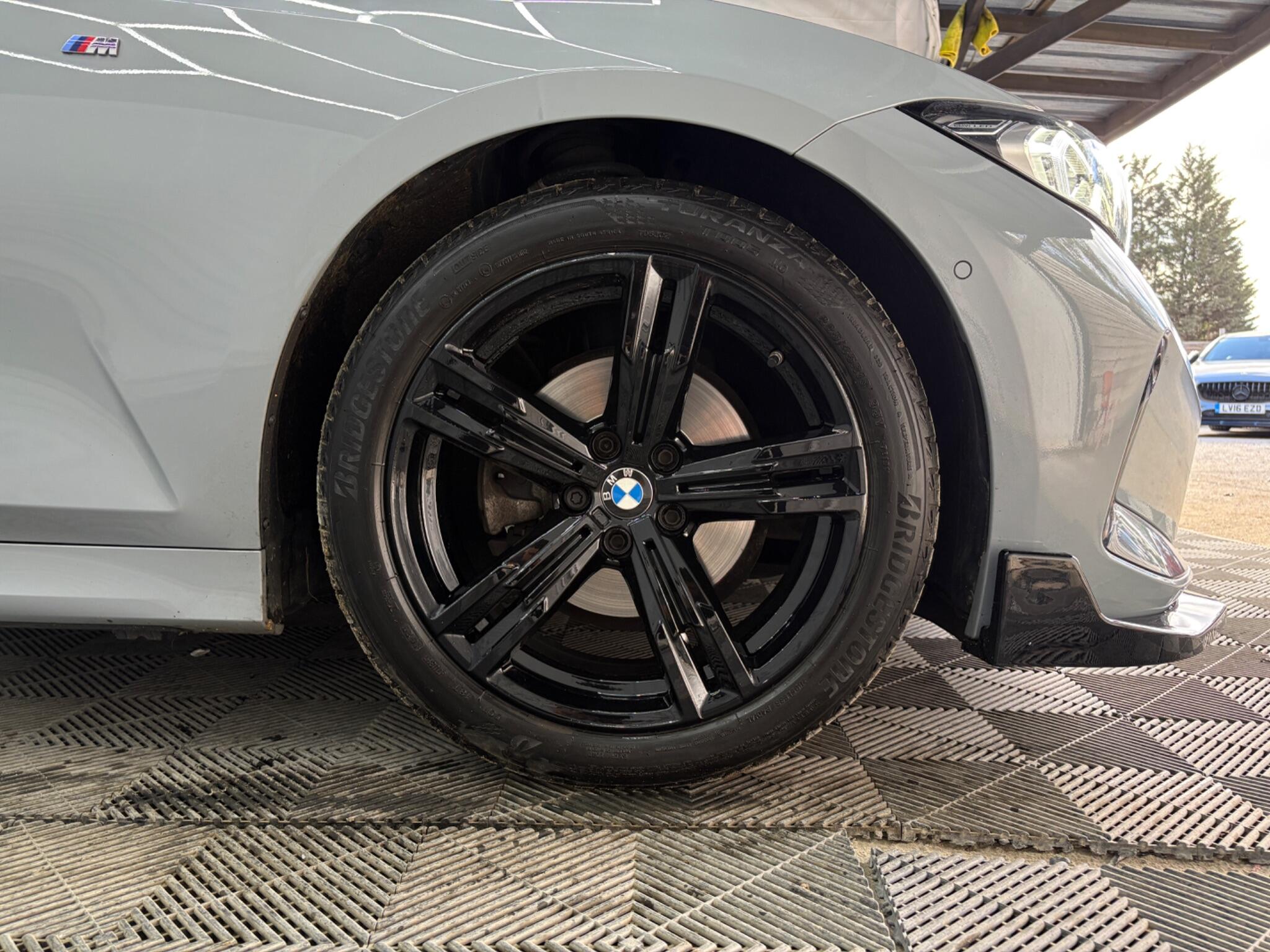 BMW 3 Series view 35