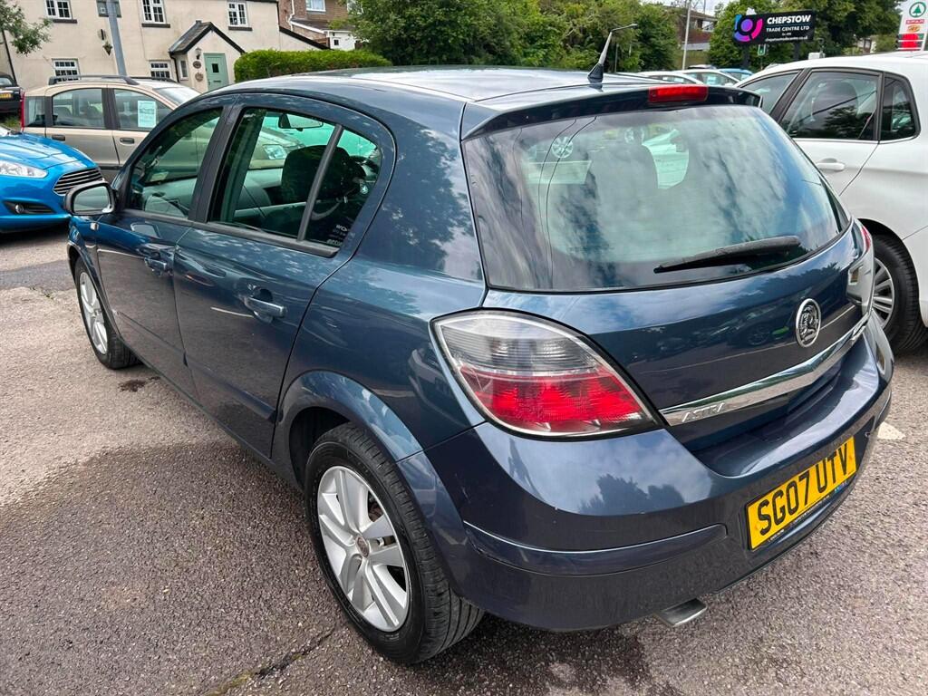 Vauxhall Astra view 4