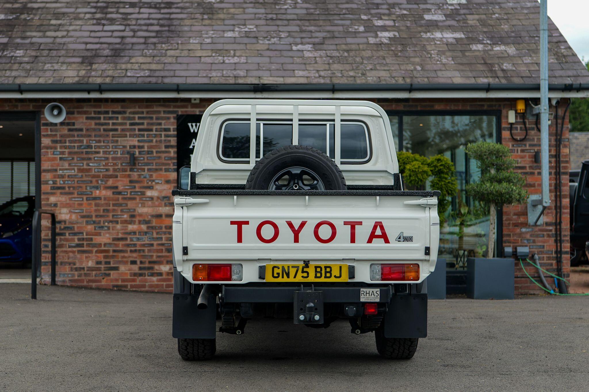 Toyota Land Cruiser view 5