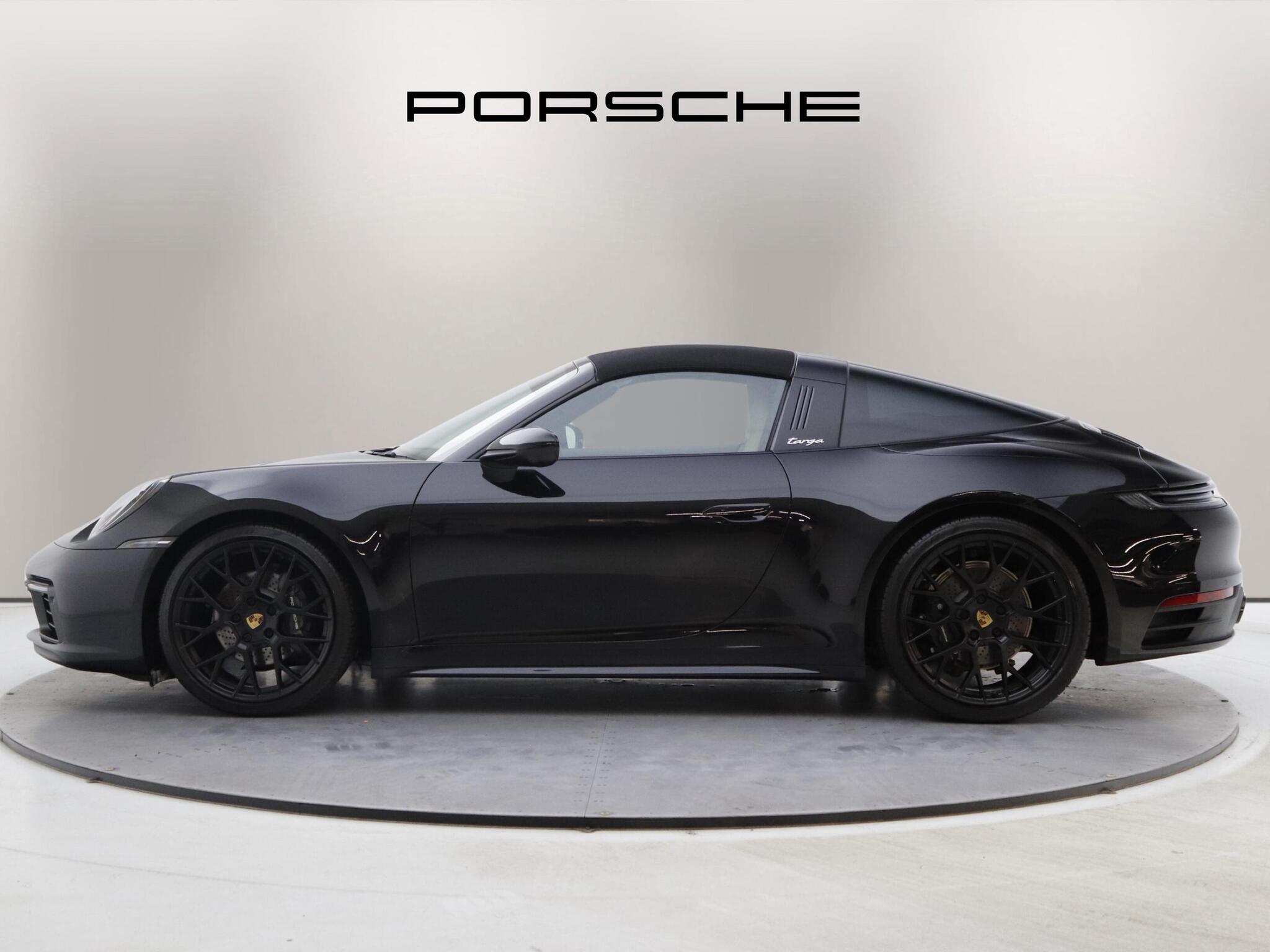 Porsche 911 view 4