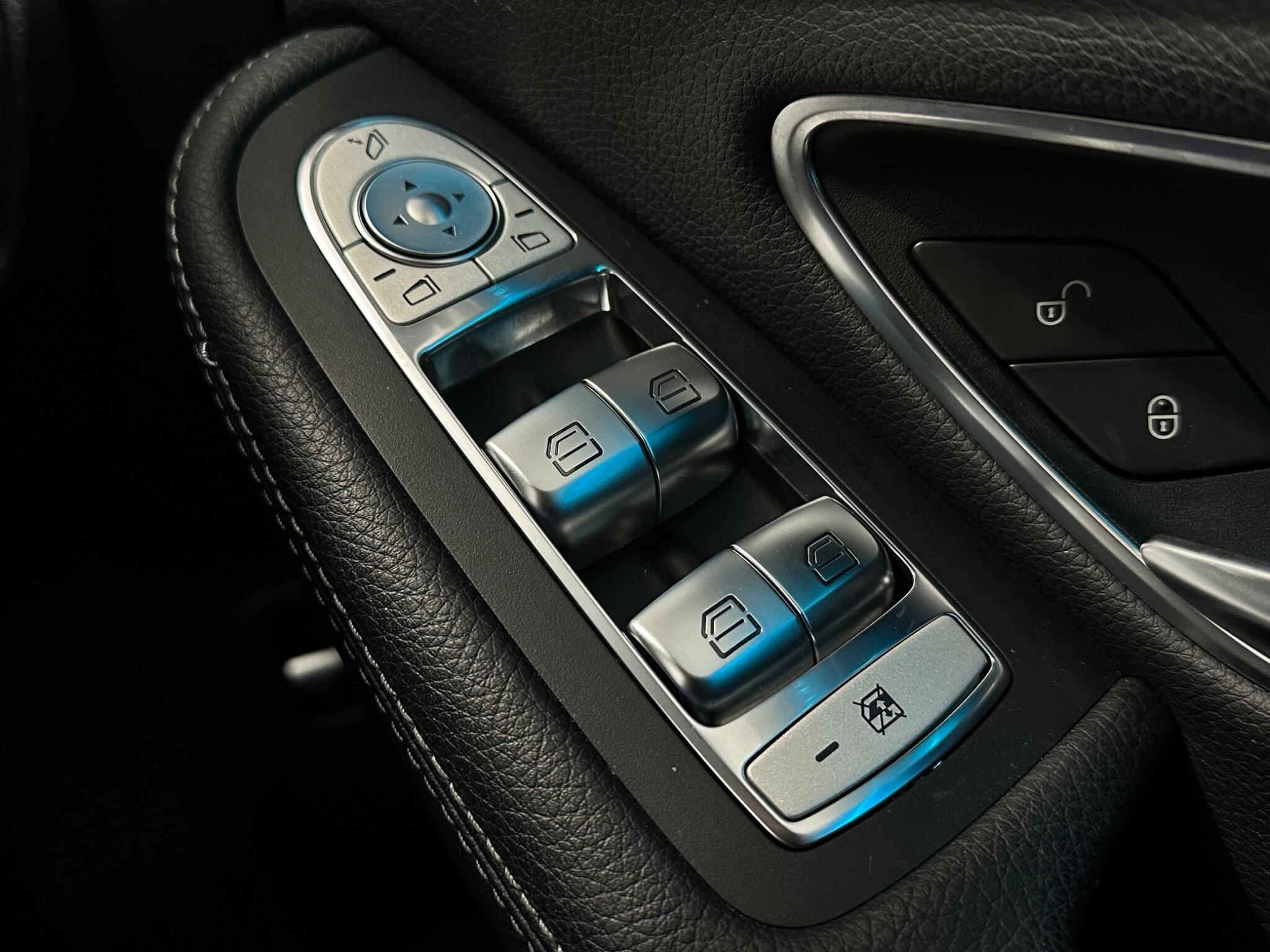 Mercedes-Benz C Class view 19
