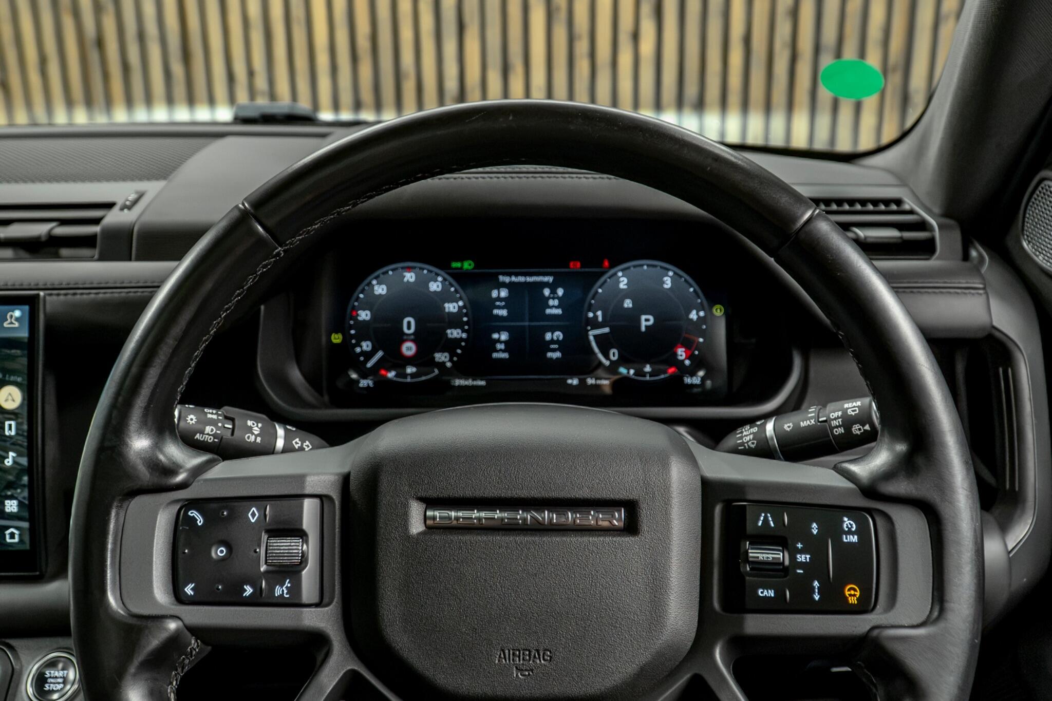 Land Rover Defender 110 view 26