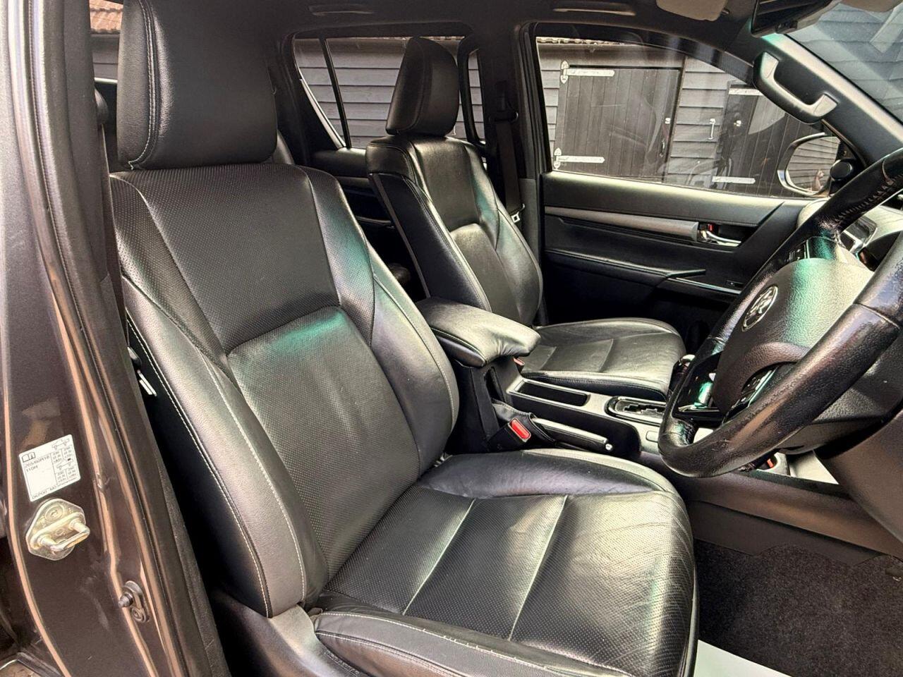 Toyota Hilux view 9