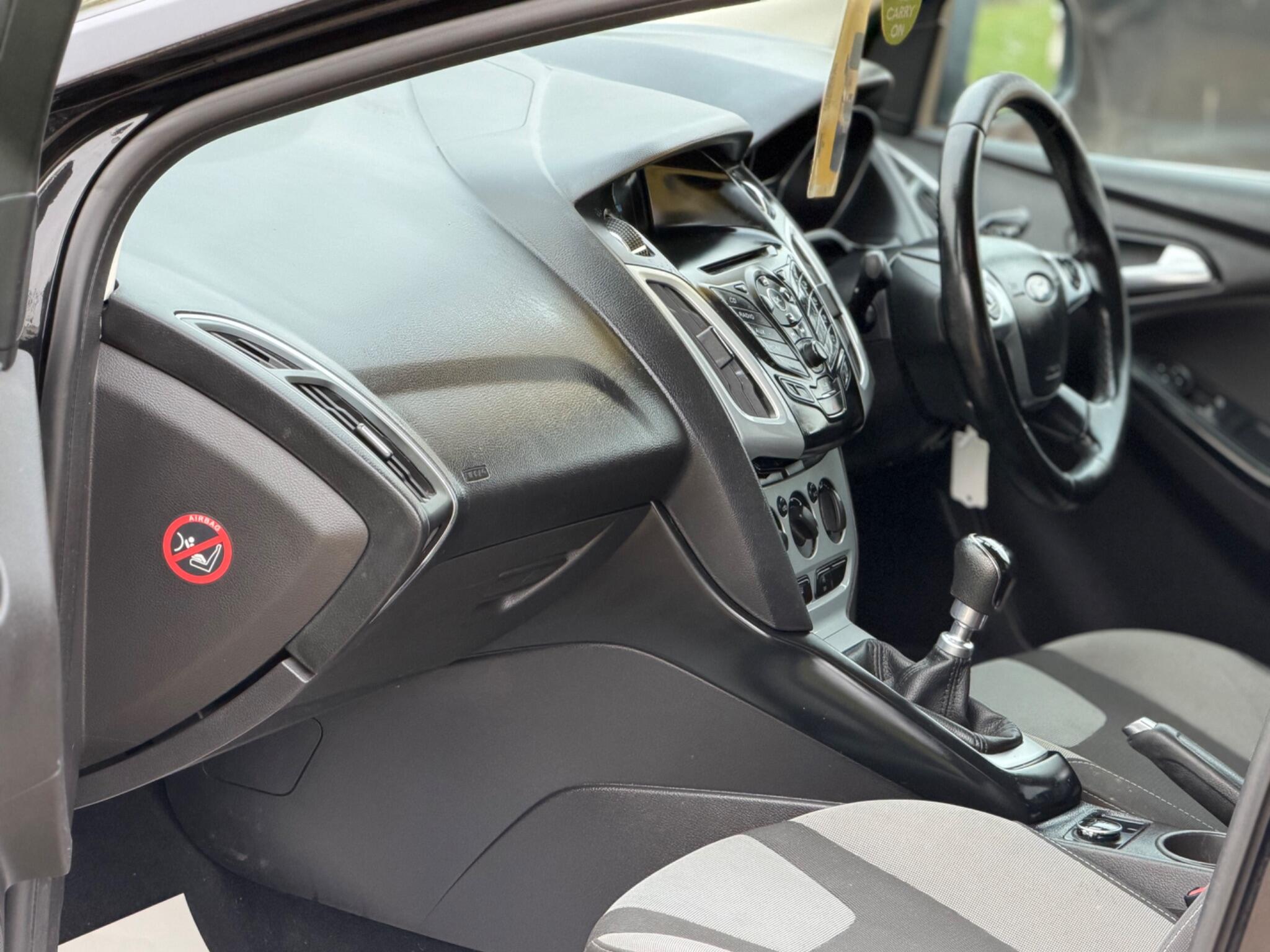 2014 Ford Focus 1.6 TDCi Zetec Euro 5 (s/s) 5dr image 15