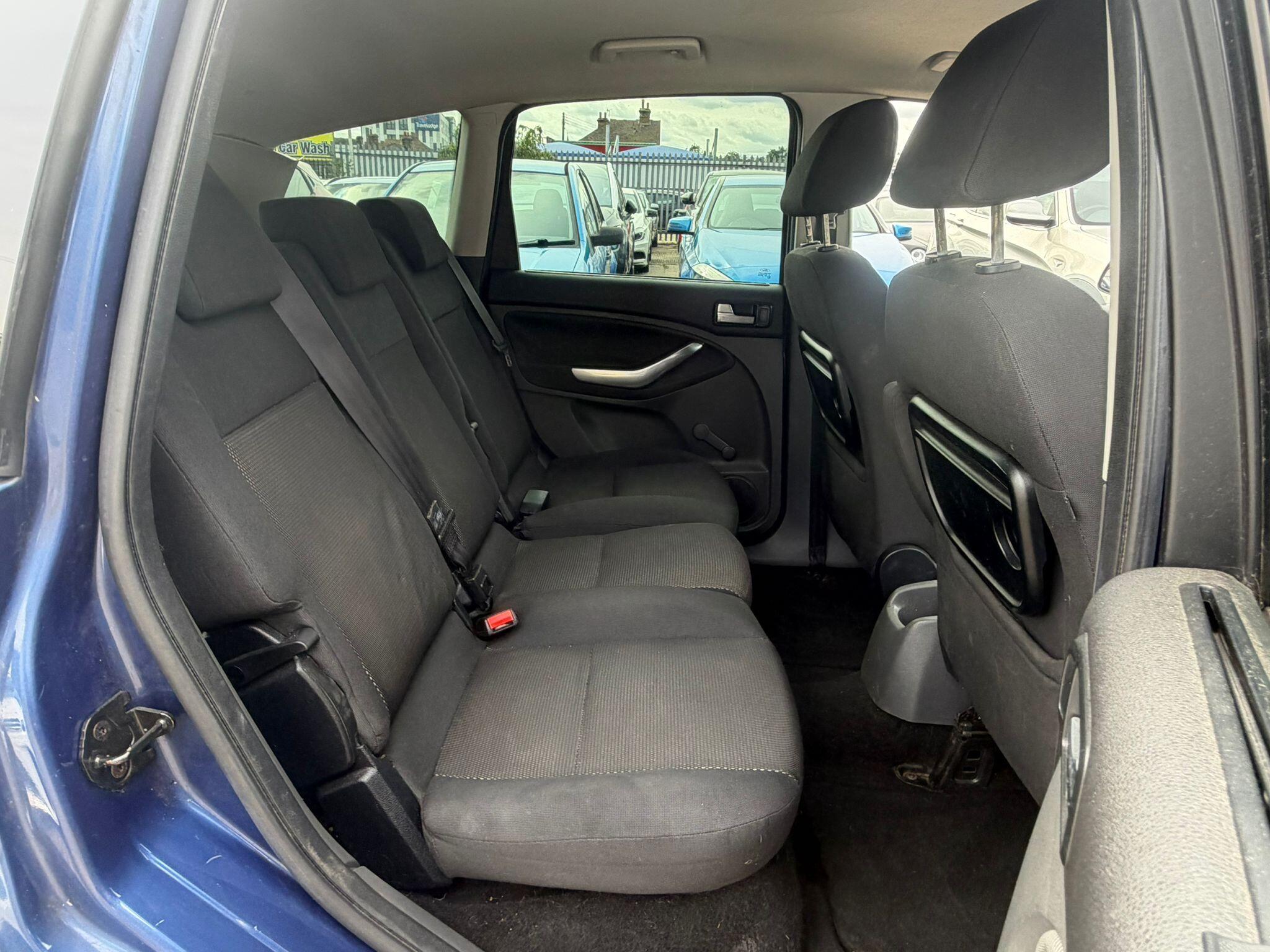 Ford C-Max view 12