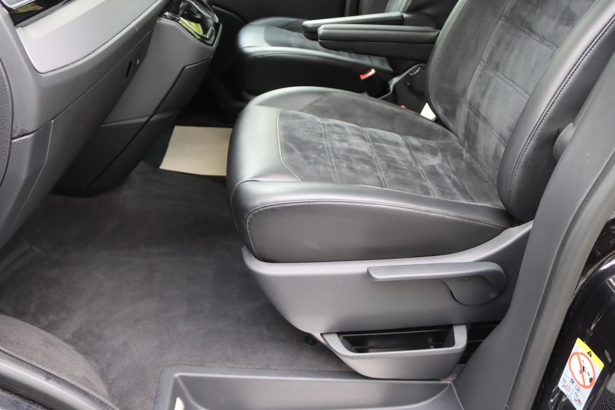 Volkswagen Caravelle view 7