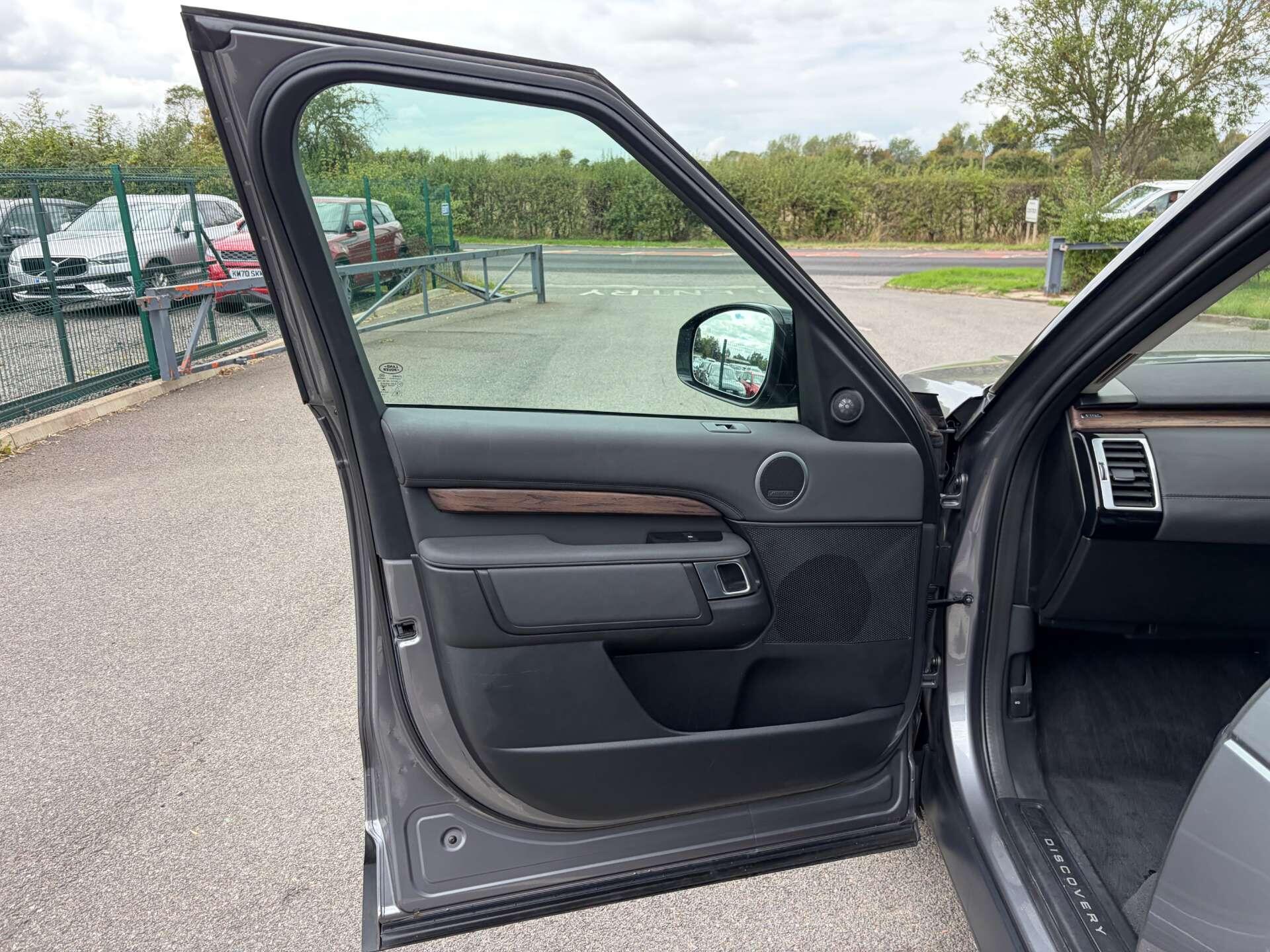 Land Rover Discovery 3 view 14