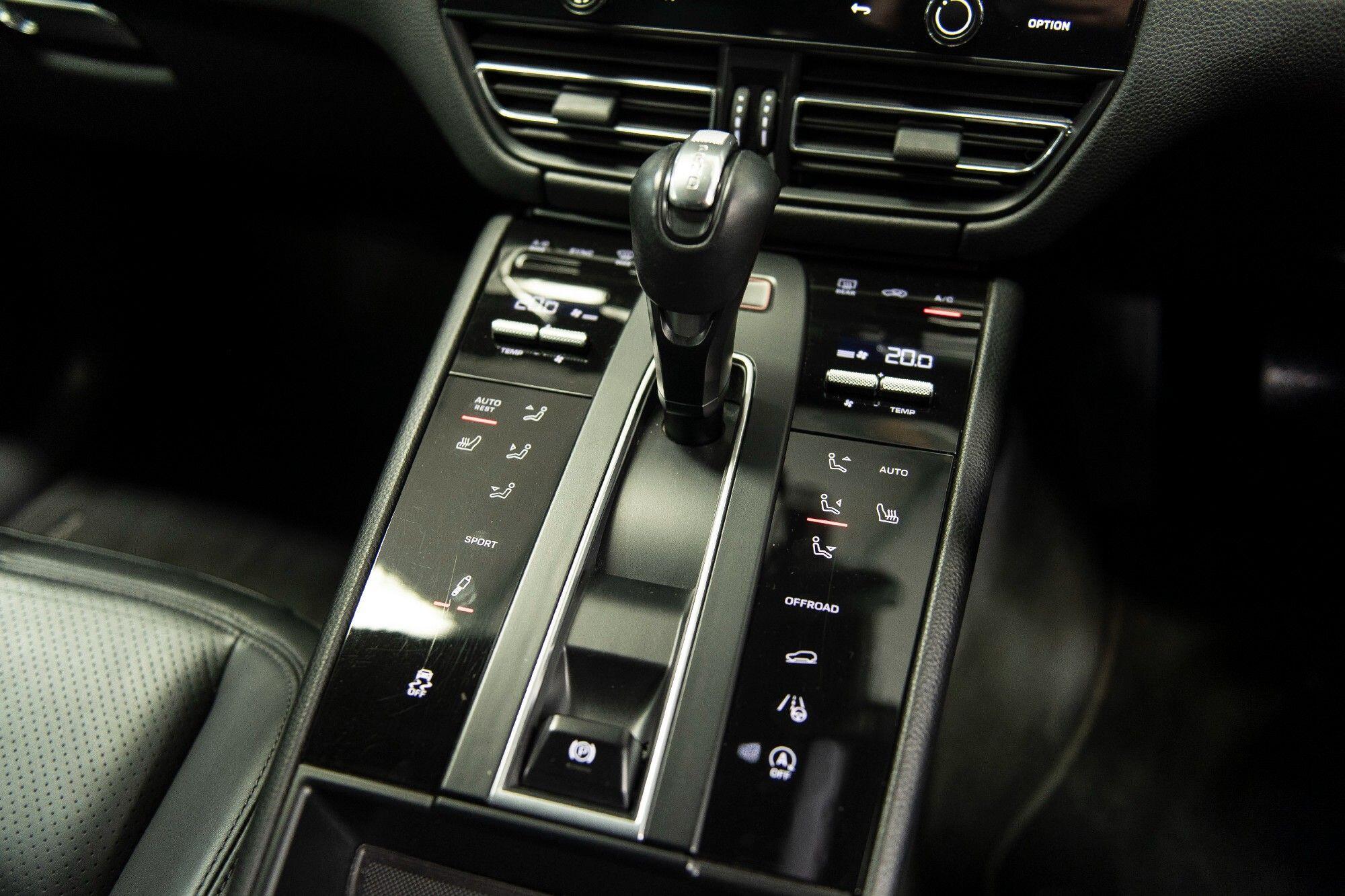 Porsche Macan view 23