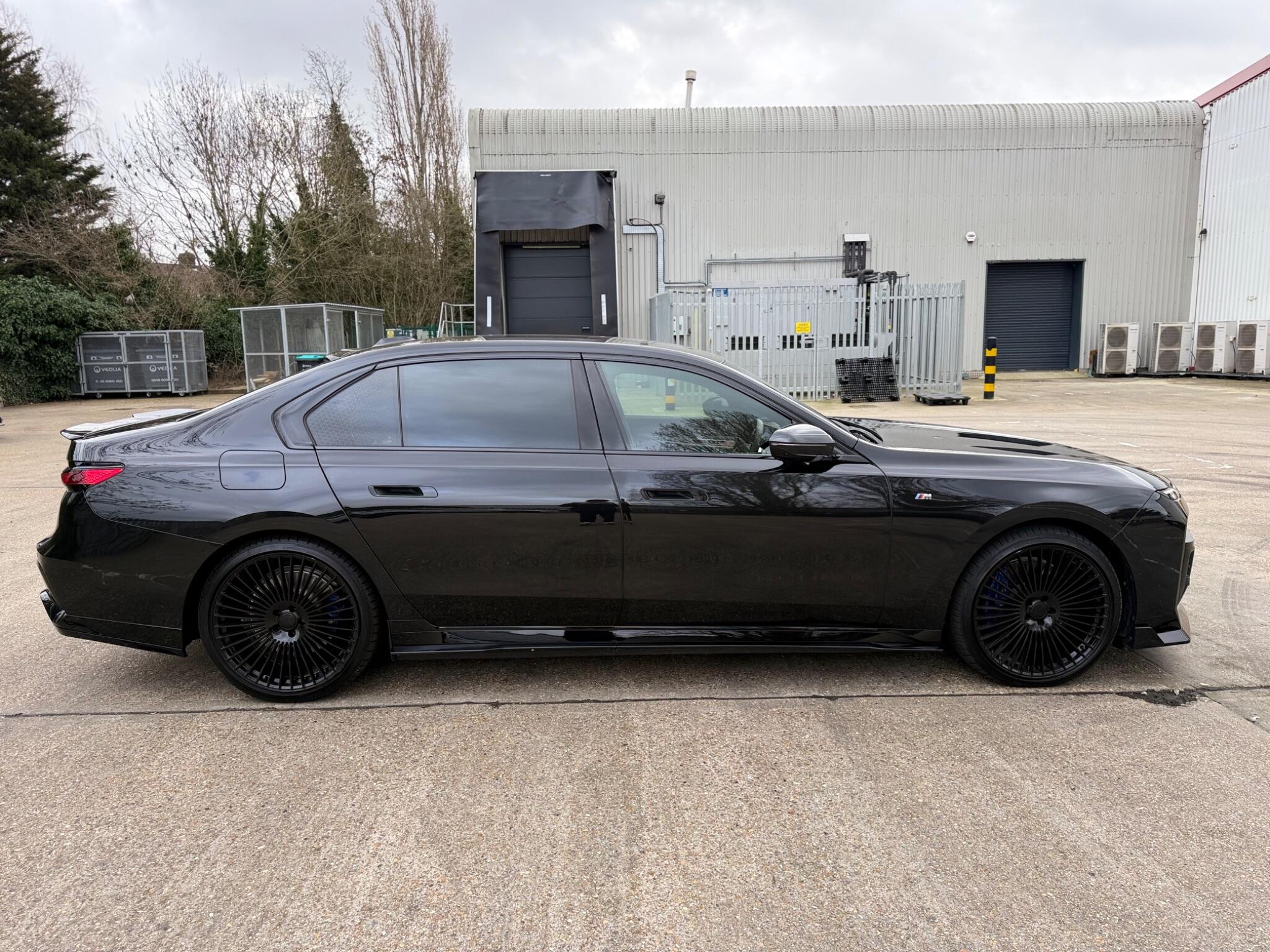 BMW 7 Series view 10