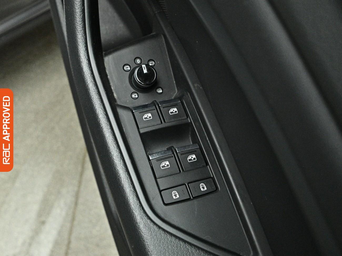 Audi E-Tron view 25