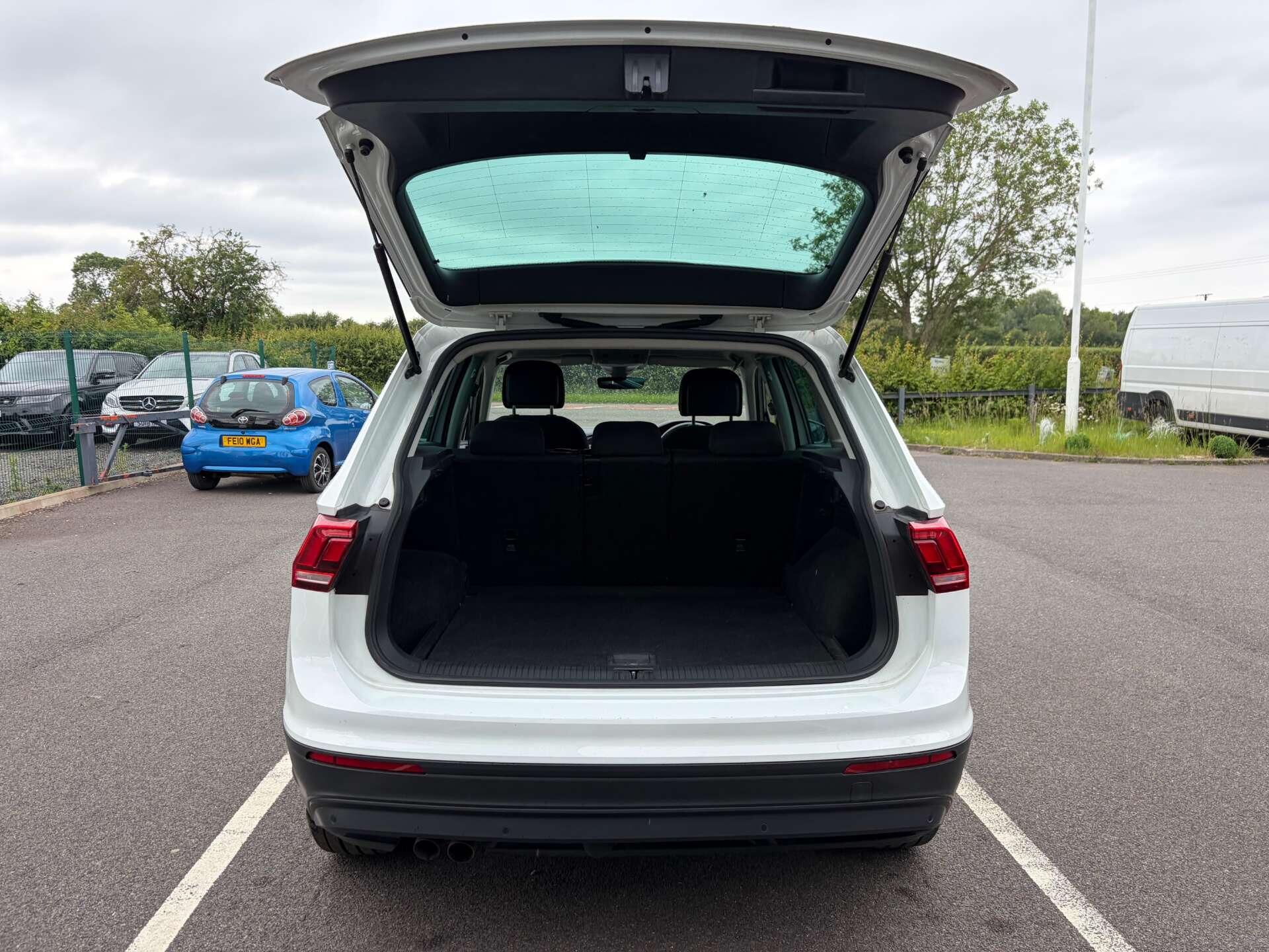 Volkswagen Tiguan view 24