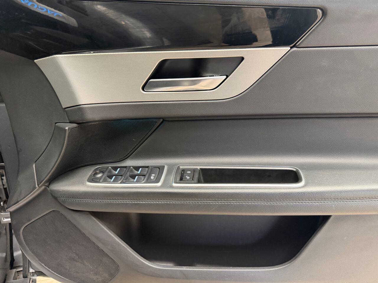 Jaguar XF view 29
