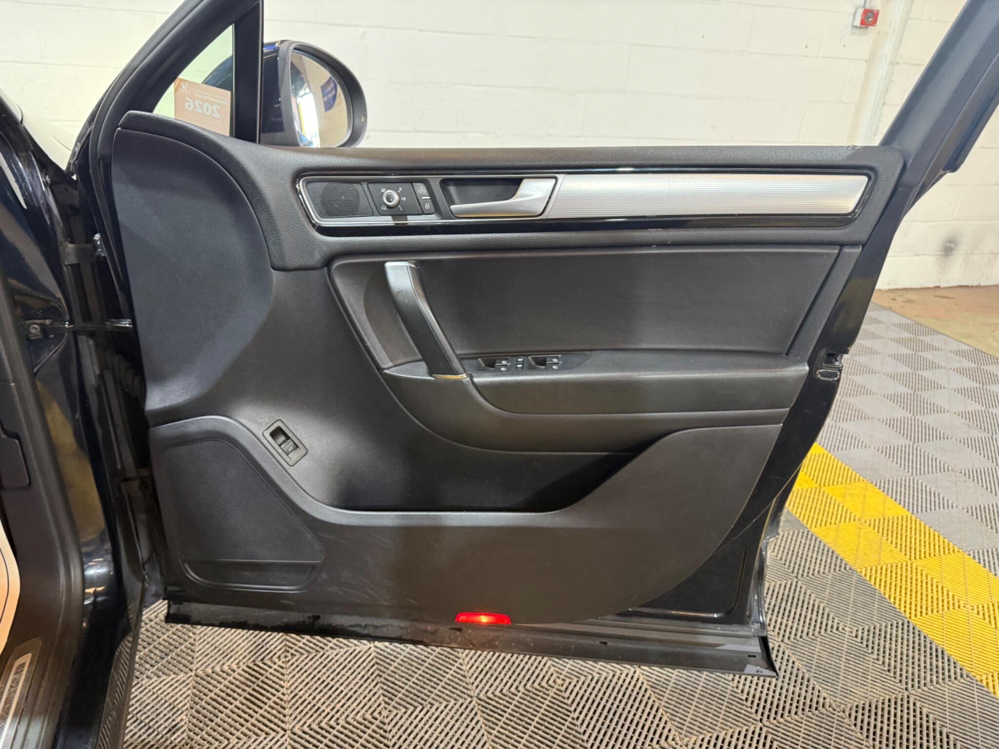 Volkswagen Touareg view 34