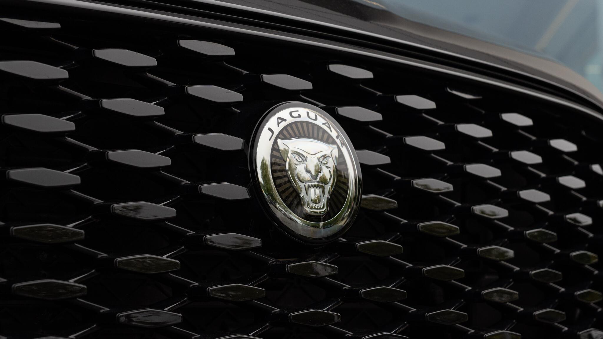 Jaguar F-Pace view 90