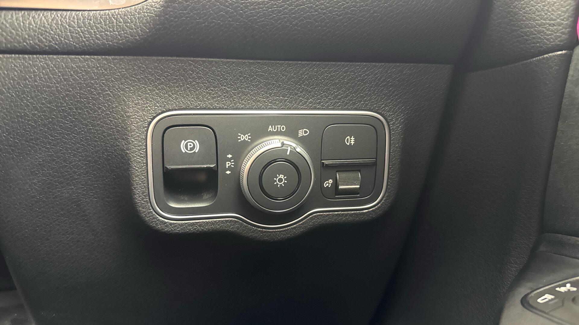 Mercedes-Benz Eqb 300 view 46