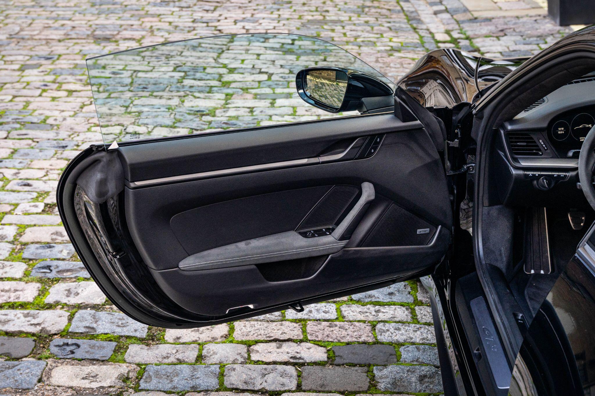Porsche 911 view 28