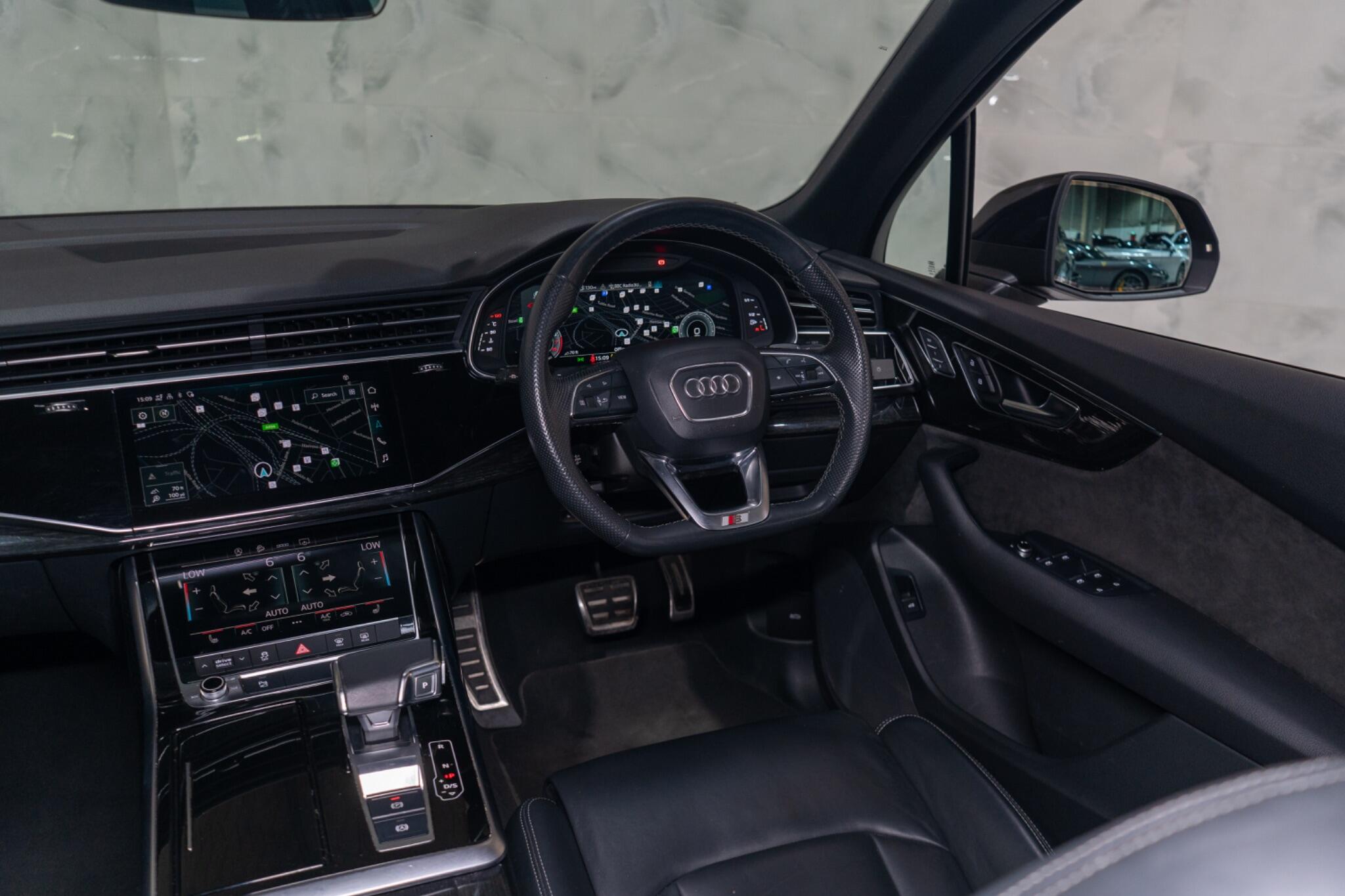 Audi Q7 view 11