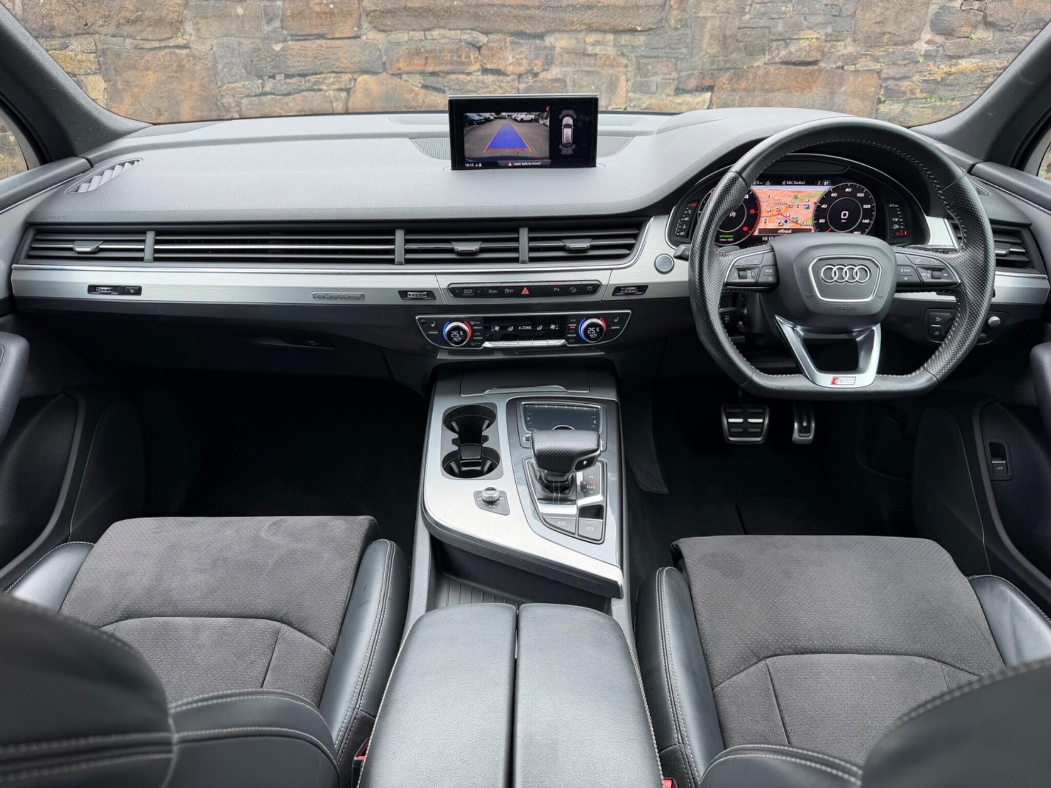 Audi Q7 view 10
