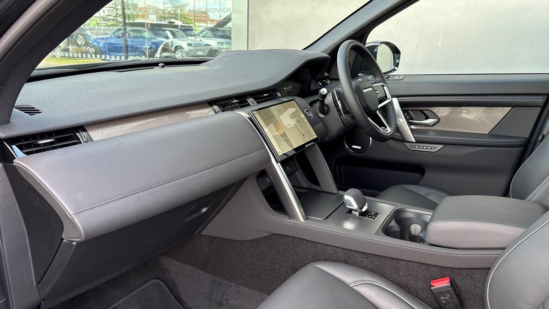 Land Rover Discovery Sport view 27